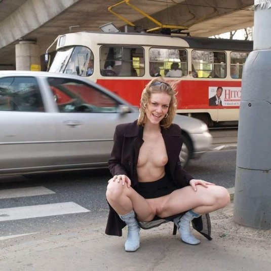 Публичное обнажение девушек