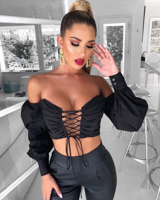 Блузка с открытыми плечами