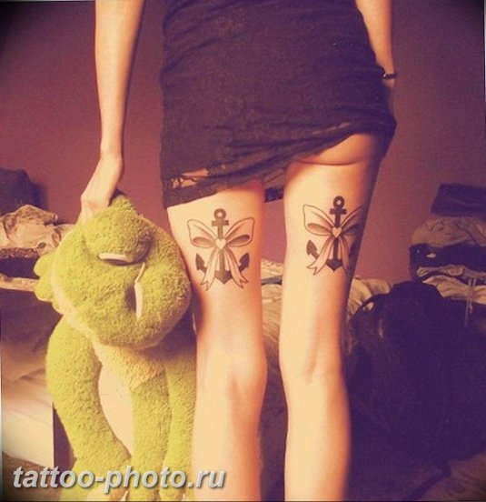 Татуировка бантики на ногах