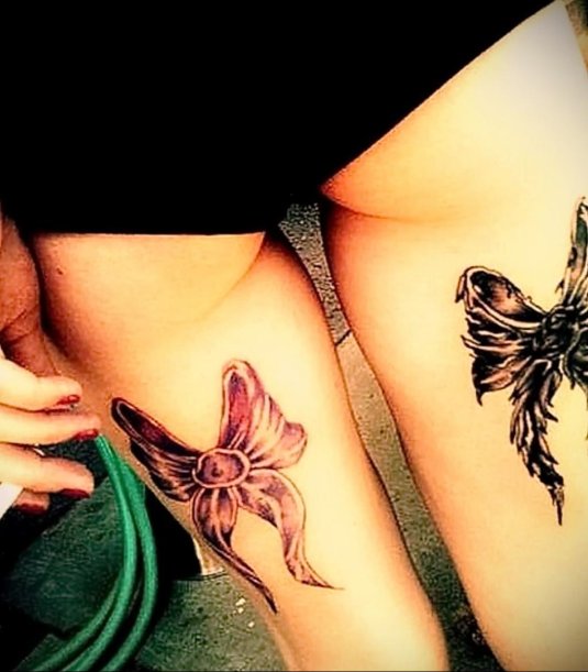 Бантики тату на ногах