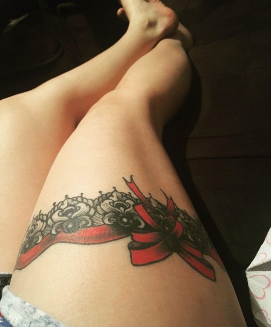 Тату подвязка на ноге