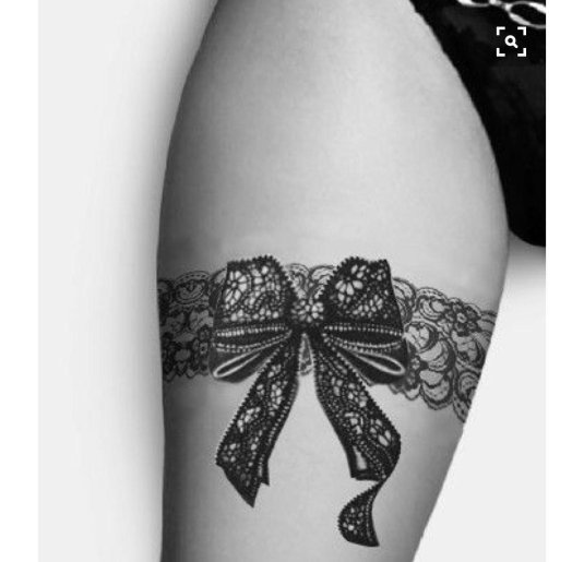 Татуировка подвязка на бедре