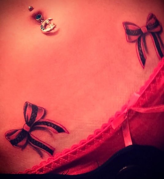 Тату бантика на животе