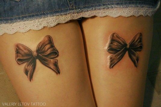 Тату бантики на ногах