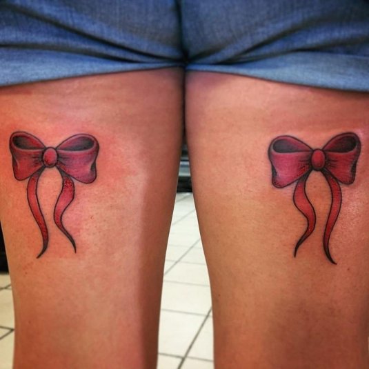 Тату бантики на ляшках