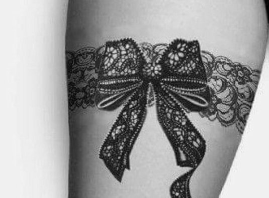 Тату подвязка на бедре для девушек