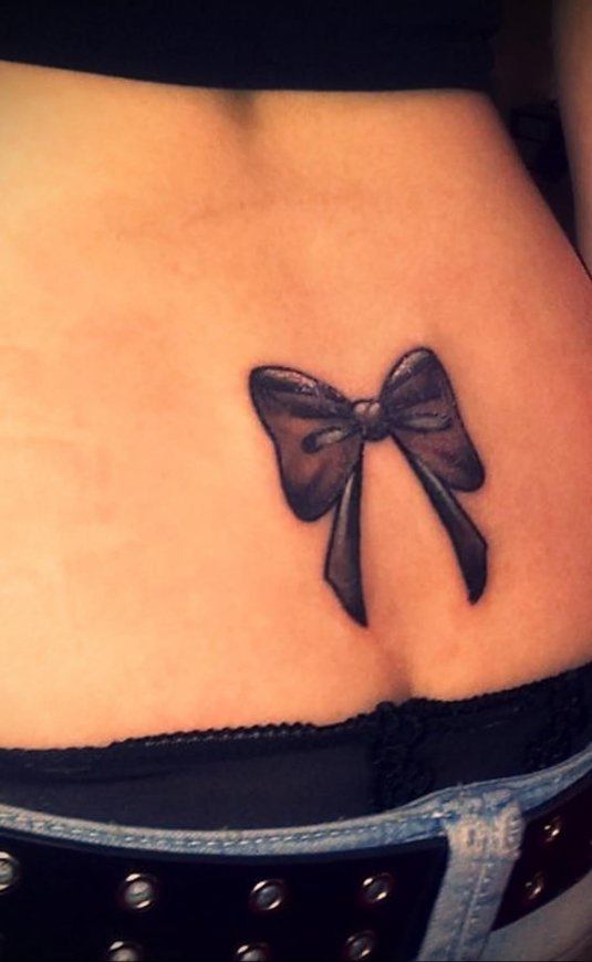 Тату для девушек на пояснице
