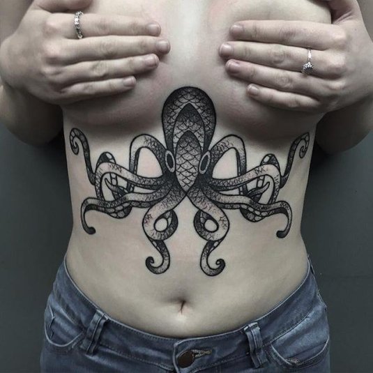Тату осьминог на животе