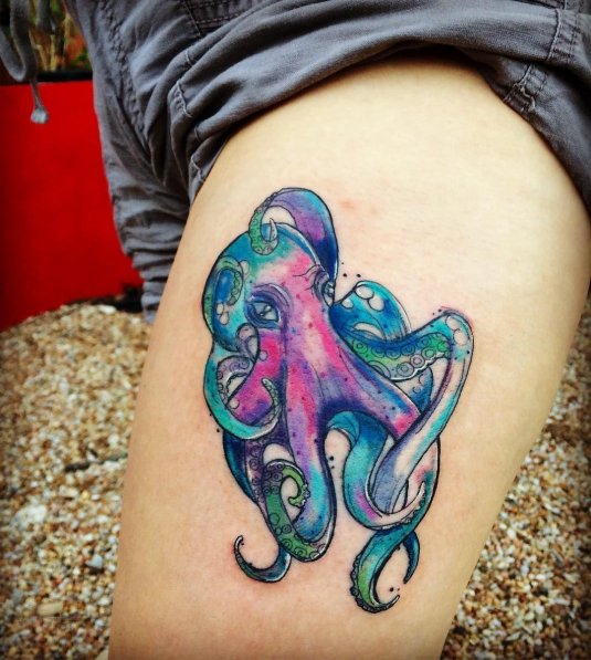 Тату осьминог у девушки