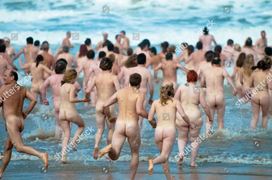 Пляж голых людей