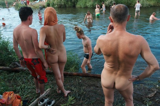 Голіе парни купаются