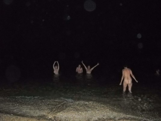 Ночные купания голышом