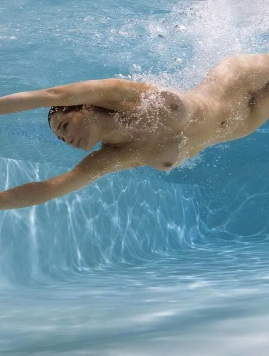 Девушки плавают голышом