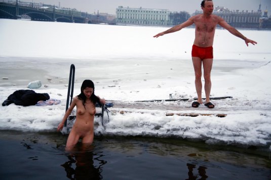 Виктория билан моржиха голышом