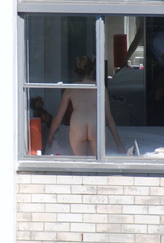 Засветилась на балконе голой
