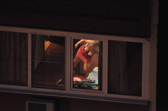 Девушки в окнах подсмотрено