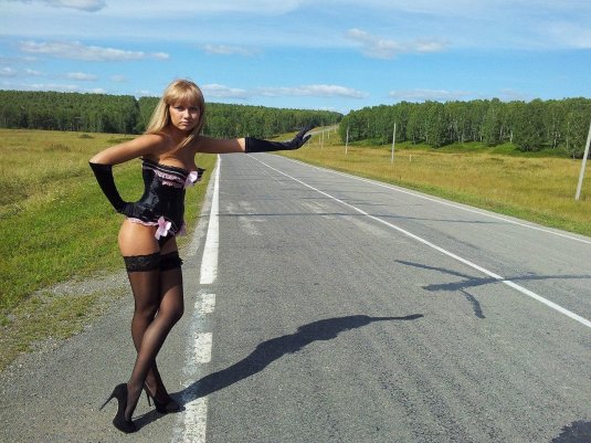 Девушка на трассе