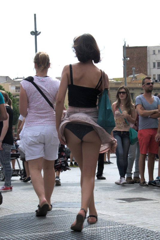 Девушка на улице задирает юбку