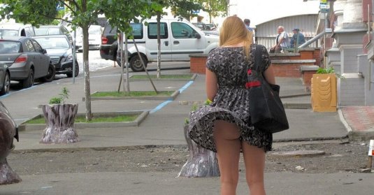 Ветер задрал юбки женщинам без трусов