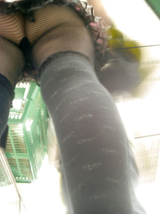 Вуайеризм под юбками в школе