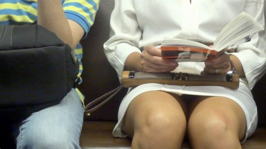 Под юбкой в метро