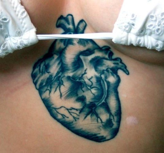 Тату сердца на груди