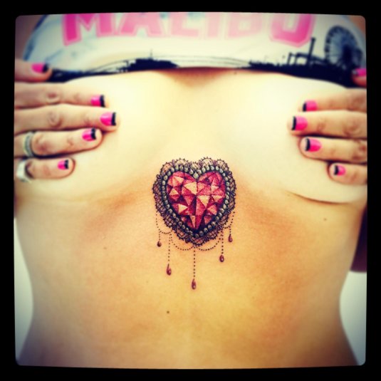 Тату сердце на груди женские