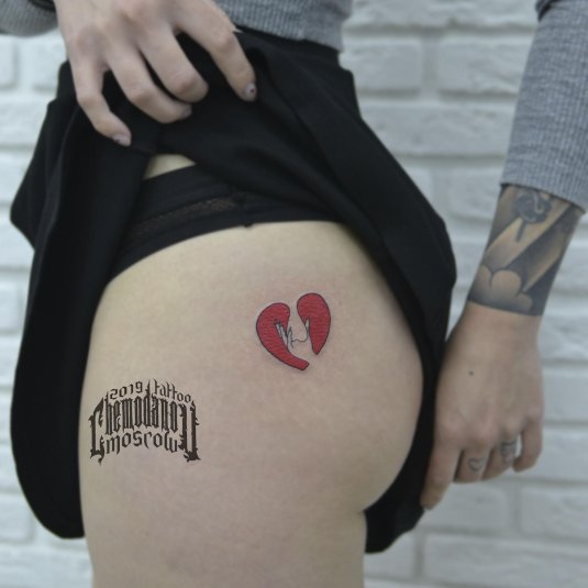 Тату сердце на попе
