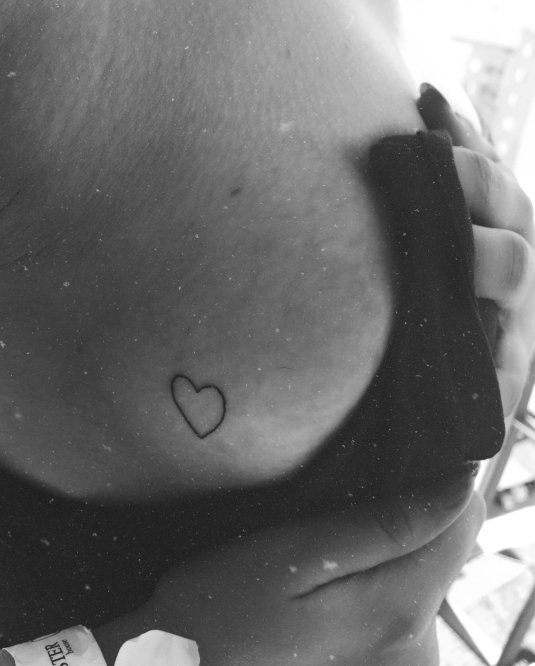 Тату сердечко на груди