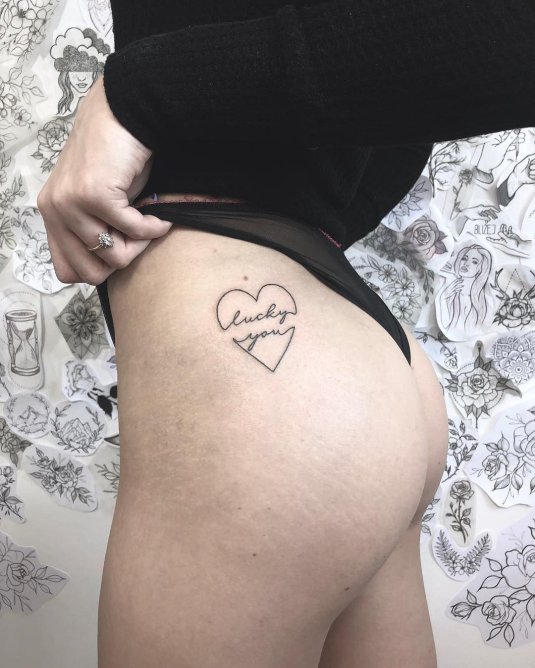 Тату сердце на попе
