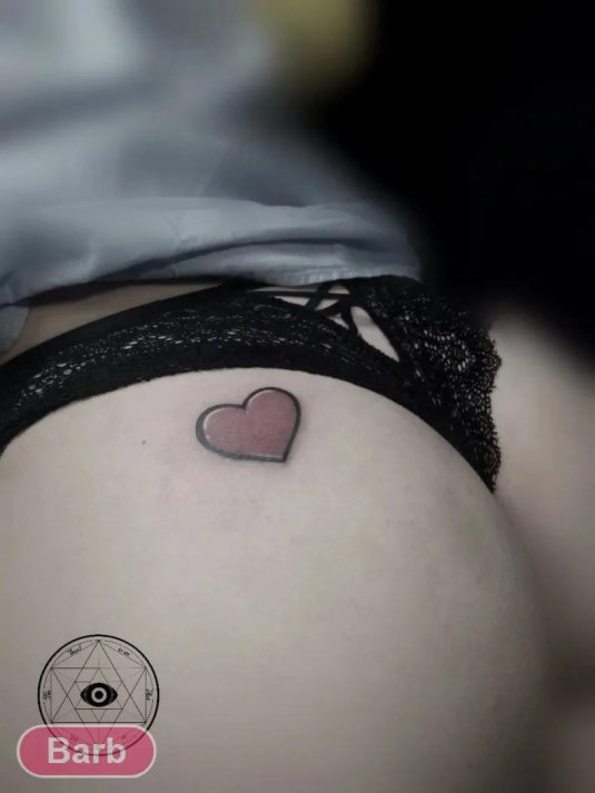 Тату сердечко на попе