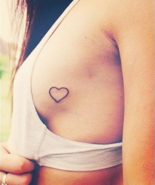 Тату сердечко на груди