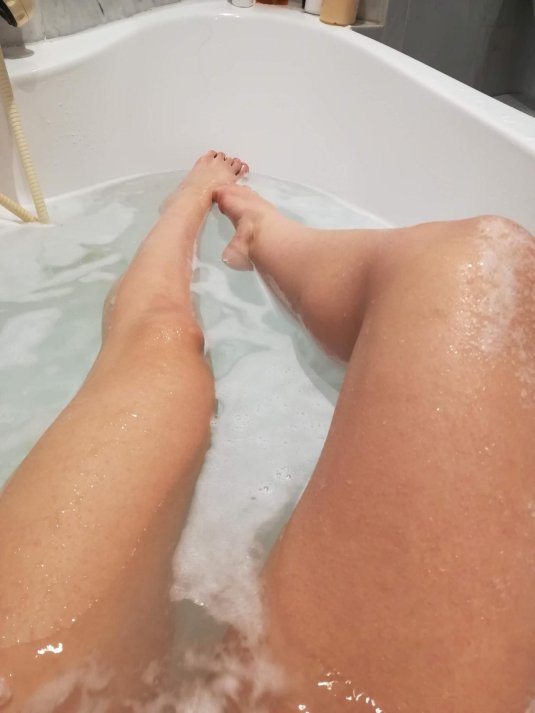 Женские ножки в ванной