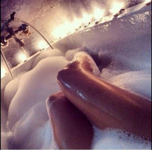 Девушка в ванной с пеной