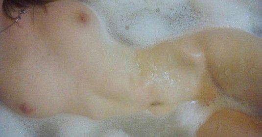 Красивая женская грудь в ванной