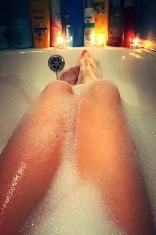 Женские ноги в ванной