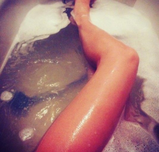 Женские ножки в ванной