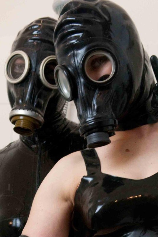 Девушки латекс противогаз