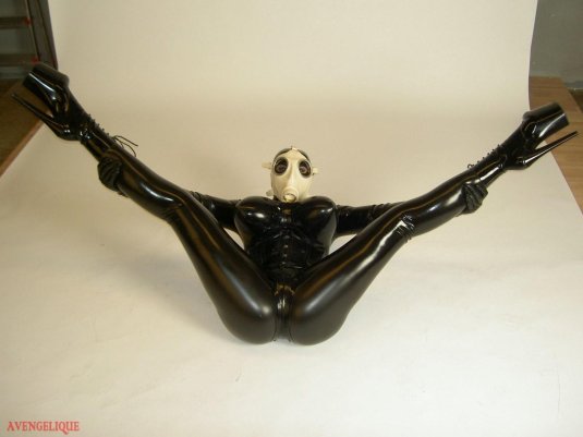 Женский латексный костюм