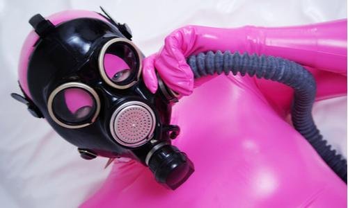 Голая женщина в противогазе