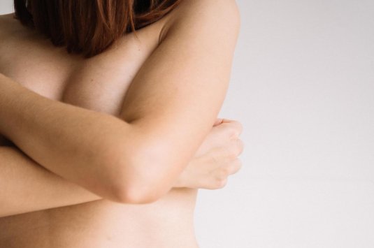 Прикрывает грудь