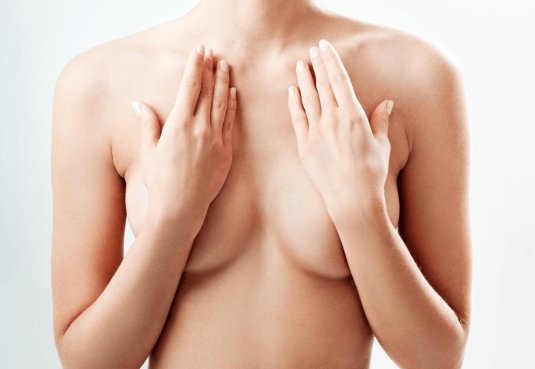 Прикрывает грудь