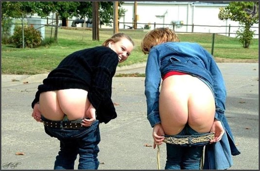 Приспущенные штаны у девушек