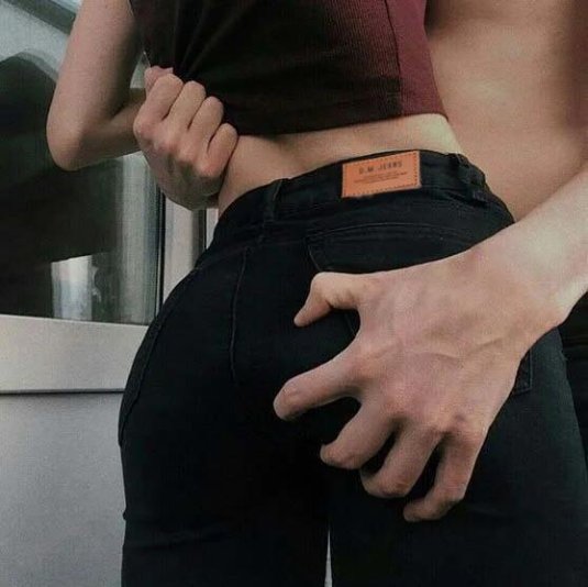 Сжал ягодицы девочки