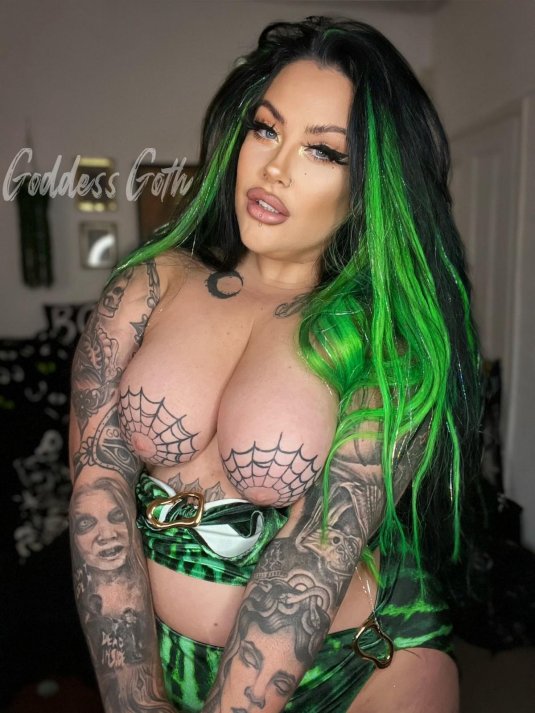 Татуировка паутина на сиськах