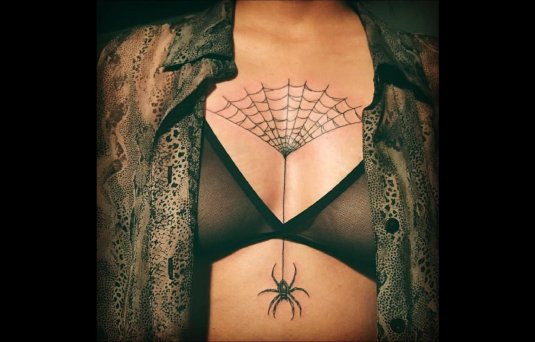 Тату паутина на женской груди
