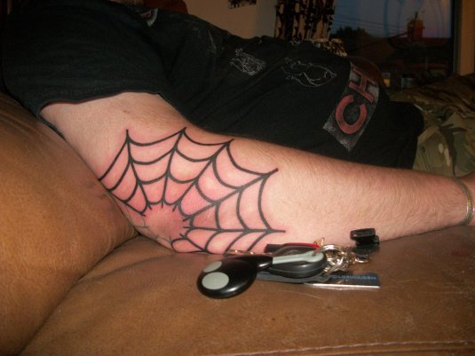 Тату паутина на локоть