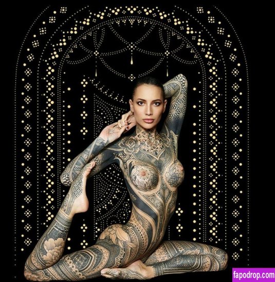 Модели с татуировками