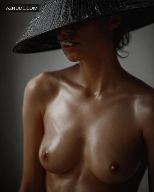 Голая загорелая в шляпе