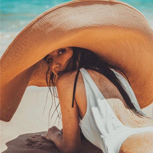 Соломенная шляпа с широкими полями